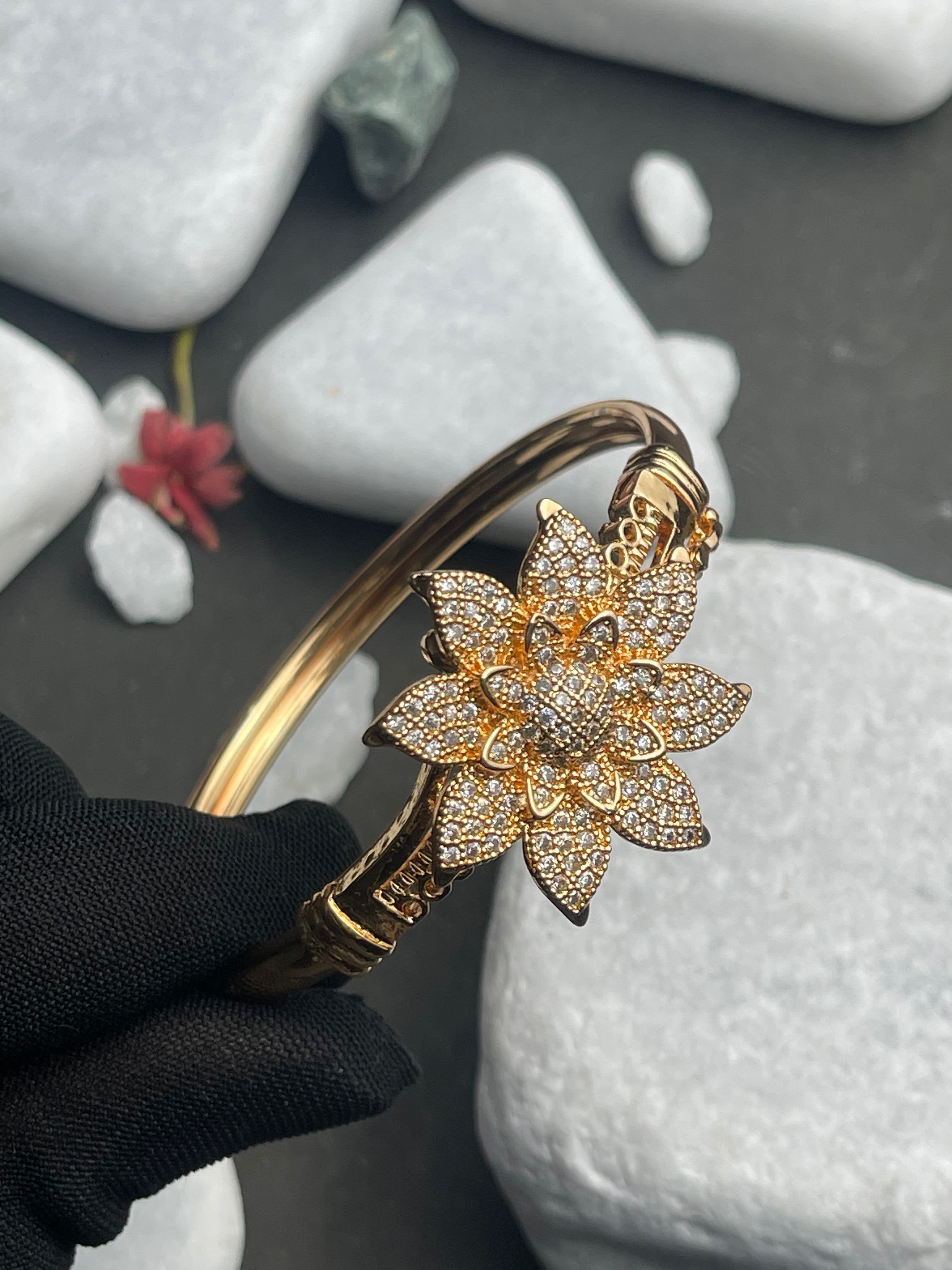 Golden Bloom Bracelet – Elegant Floral Handpiece