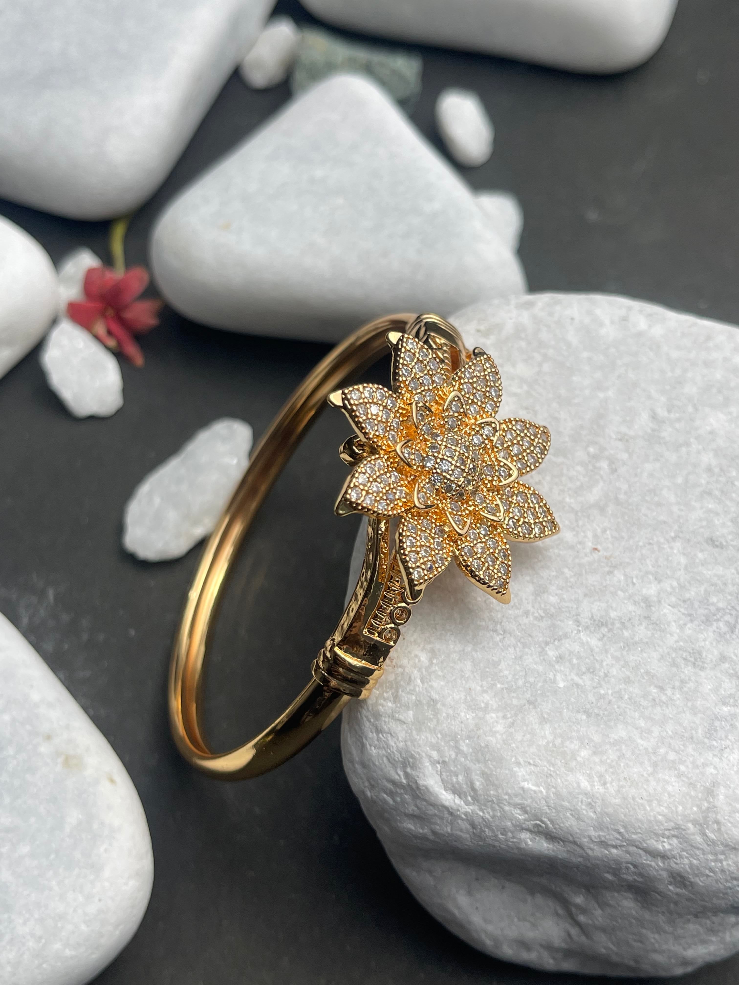 Golden Bloom Bracelet – Elegant Floral Handpiece